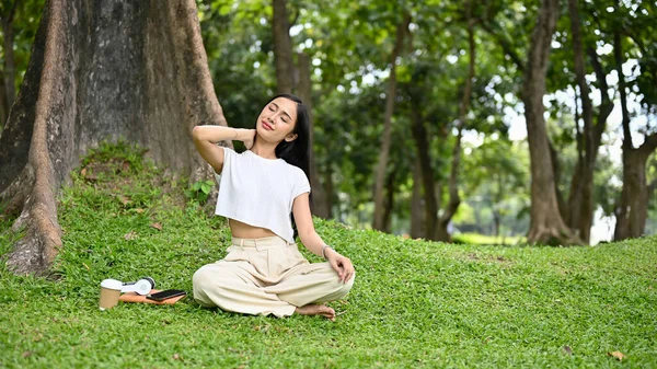Avslappnad Och Glad Ung Asiatisk Kvinna Avslappnade Kläder Sitter Trädet — Stockfoto