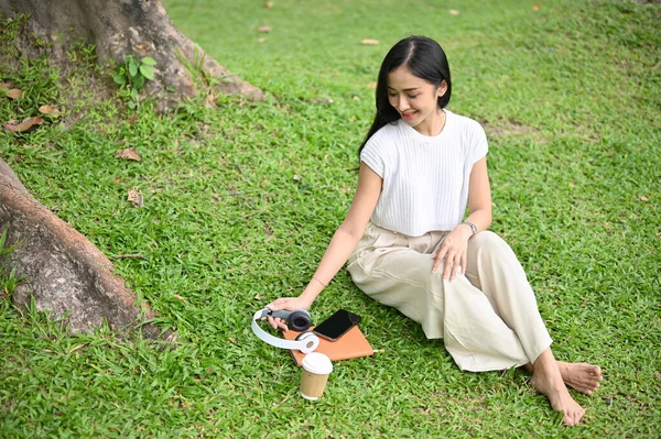 Vacker Ung Asiatisk Kvinna Avslappnade Kläder Sitter Den Vackra Gröna — Stockfoto