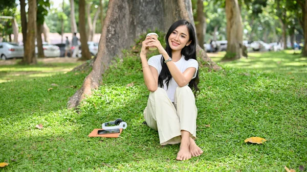 Vacker Ung Asiatisk Kvinna Kylning Stadsparken Hennes Helg Sitter Trädet — Stockfoto