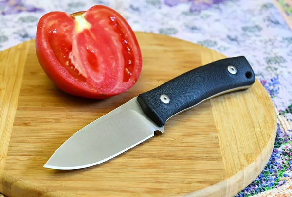 Knife Cutting Edge Black Handle Red Fresh Sliced Tomato Delicious — Stok fotoğraf