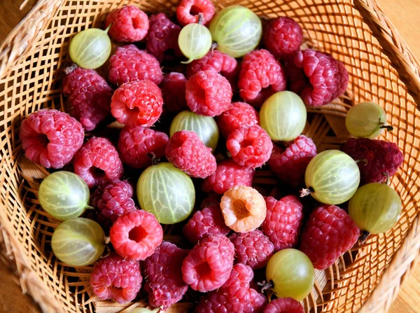 Red Raspberry Green Gooseberry Fresh Vegetarian Natural Delicious Diet Product — Stockfoto