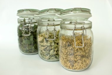 Beyaz arka plan üzerinde izole otlar ile cam kase