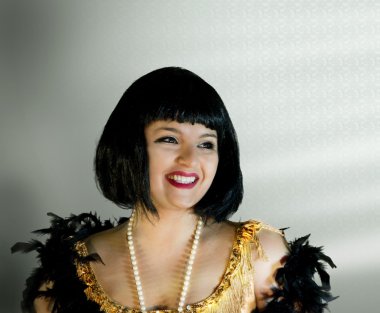 Vintage tarzı kadın beyaz zemin üzerine gülümsüyor