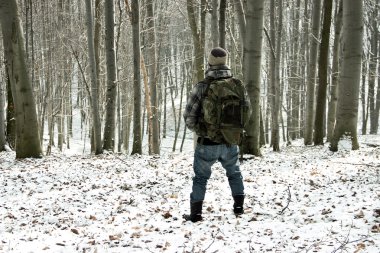 Kışın ormandaki adam