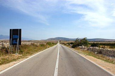 boş ada yol seyahat işaret ve mavi dağ