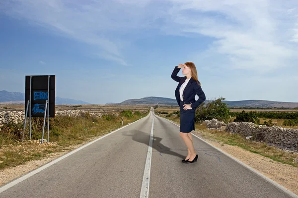 Badal kobieta biznesu na samotny drogowego-koncepcja — Zdjęcie stockowe