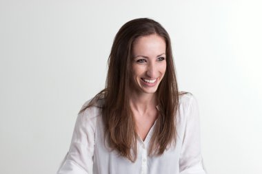 Beyaz arka plan üzerinde izole kadın gülümsüyor