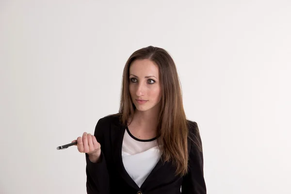 Bussiness kvinna förklara något med penna isolerad på whi — Stockfoto