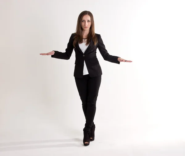 Serious Business Woman está mostrando um tamanho com as mãos isoladas no fundo branco — Fotografia de Stock