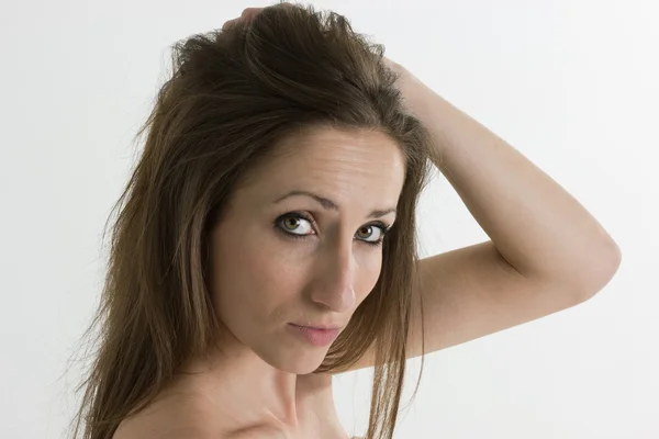 Kvinnan håller håret isolerad på vit bakgrund — Stockfoto
