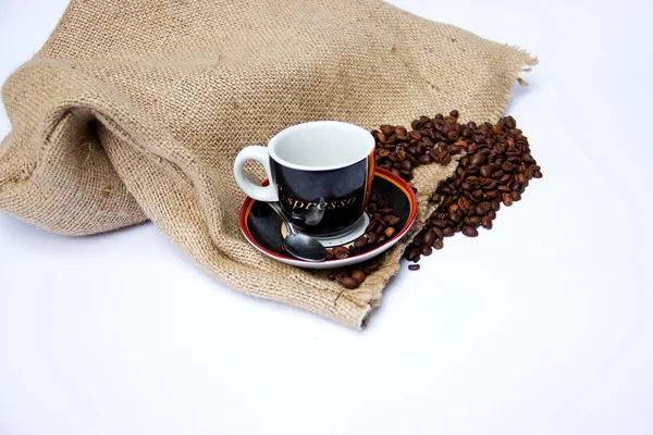 Кофе-бобы с холстом мешок и кофе Кубок — стоковое фото
