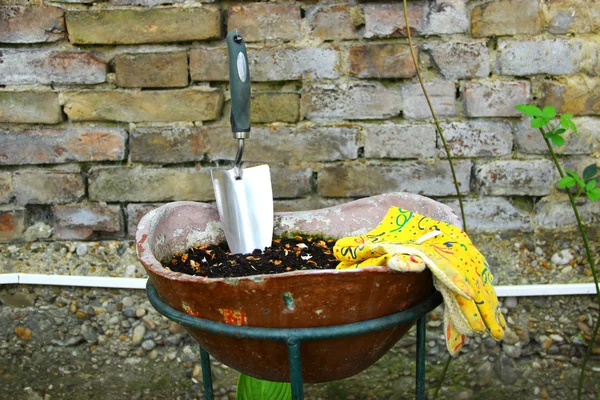 庭のヘラ、植木鉢に庭の手袋 — ストック写真