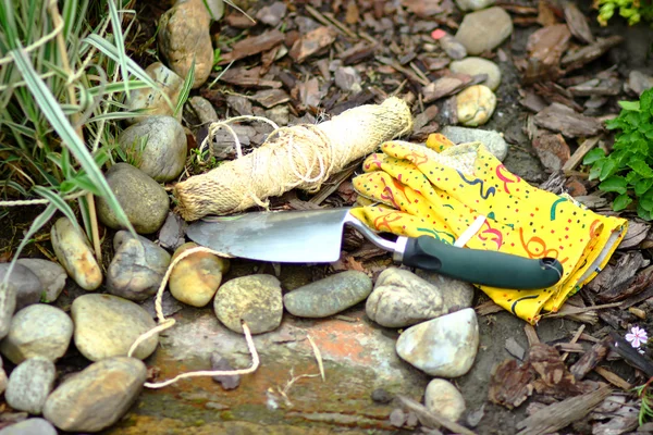 Gartengeräte auf Umgehungsstraße mit Steinen im japanischen Garten — Stockfoto