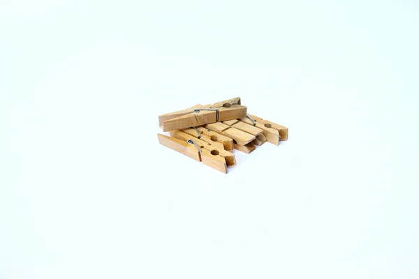 Pinza de madera aislada sobre fondo blanco — Foto de Stock