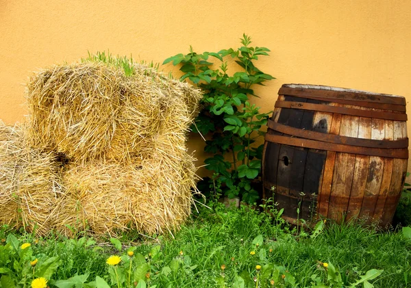 Wood Barrel with Straw Blocks — Stock Photo, Image