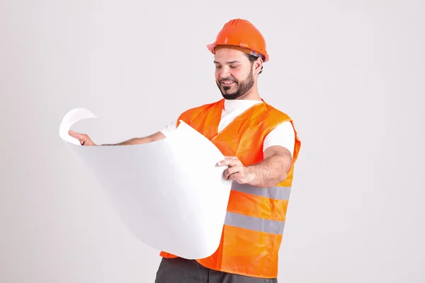 Obrero de la construcción guapo con planes de construcción — Foto de Stock