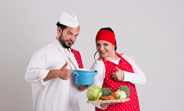 Chiefcook italiano en delantal rojo y guapo Cooky están mostrando Nu —  Fotos de Stock
