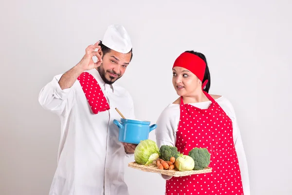 Italienischer Chefkoch in roter Schürze zeigt Ok-Zeichen — Stockfoto