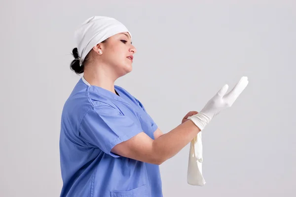 Paní doktorka provádí operaci rukavice — Stock fotografie