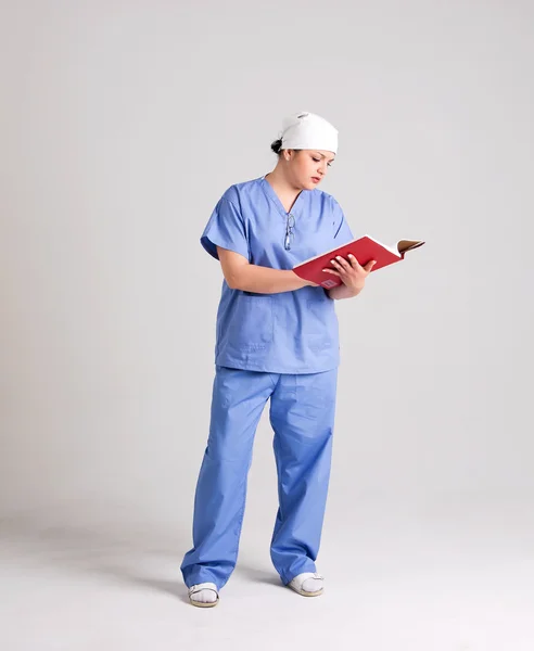 Mujer doctor está buscando paciente diagnosticar — Foto de Stock