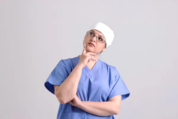Дамою лікар в оперативних одяг — стокове фото