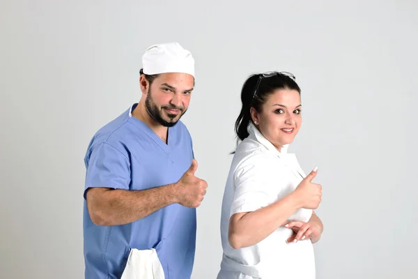 Equipo de Cirugía de la Mujer Médico y Cirujano está mostrando Nr.1 signo —  Fotos de Stock