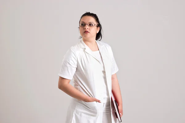 Lady dokter in clinicall kleren en diagnosticeren boek — Stockfoto