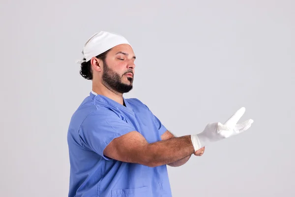 Chirurg v doktor oděvů se připravují na operaci — Stock fotografie