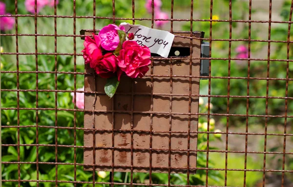 带小束玫瑰花的邮箱 — 图库照片