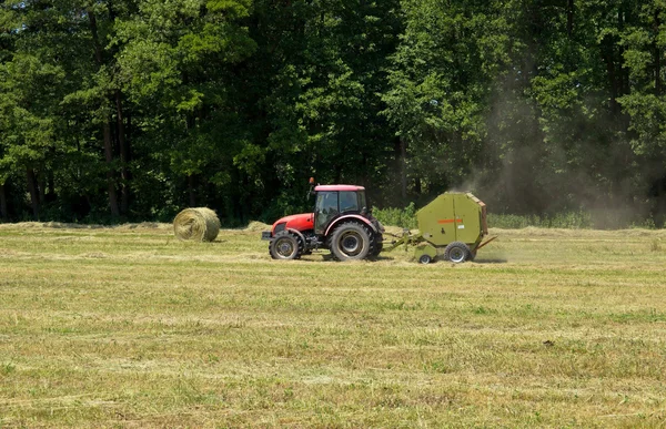 Tractor agrícola en Hayfield —  Fotos de Stock