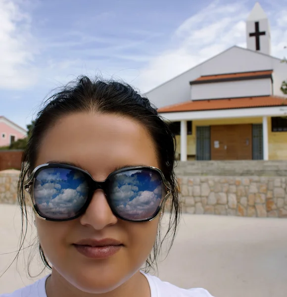 Kvinna ansikte med sky reflektion i solglasögon — Stockfoto