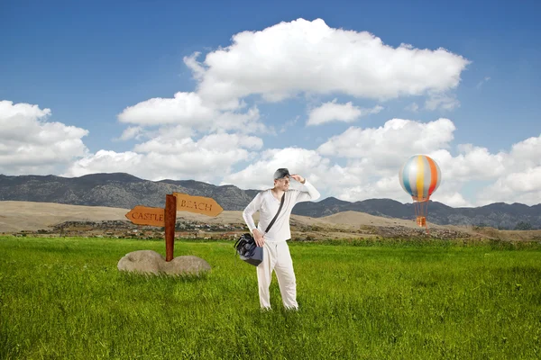 Mann steht mit fliegendem Ballon auf Feldweg — Stockfoto