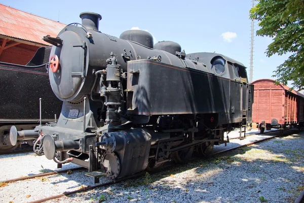 Locomotiva a vapor histórica em frente à estação ferroviária — Fotografia de Stock