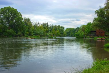 Su değirmeni Nehri kıyısında