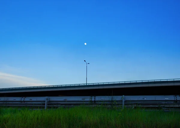 Luz de rua com lua acima — Fotografia de Stock