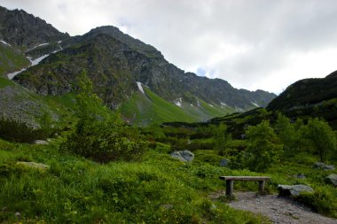 Dağların altında tezgah