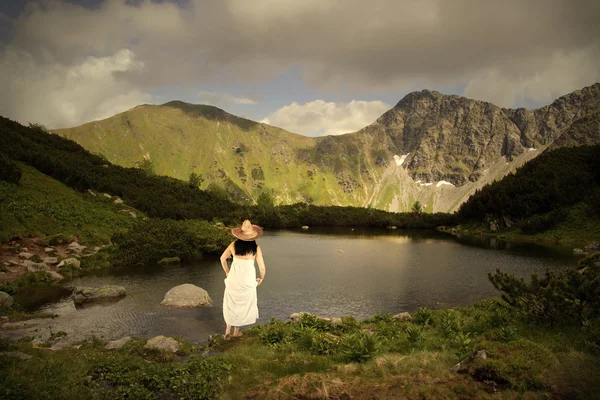 Žena je Walking na horské jezero — Stock fotografie