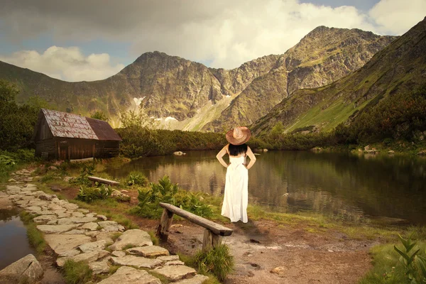 Vrouw en berg lake — Stockfoto