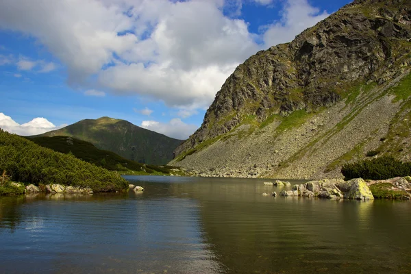 Гірське озеро в оточенні пагорбів — стокове фото