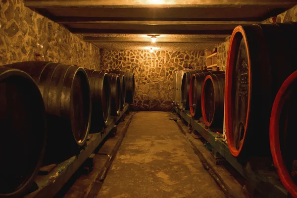 Παλαιά δρύινα βαρέλια στο κελάρι κρασιού — Φωτογραφία Αρχείου