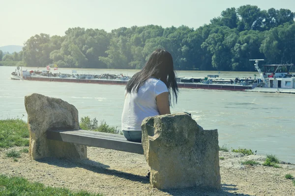 Mädchen schaut sich Frachtschiff an — Stockfoto