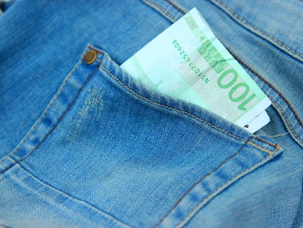 Jeansshorts med 100 euro bank bill i ficka — Stockfoto