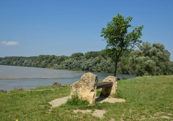 Ławka na brzegu rzeki — Zdjęcie stockowe