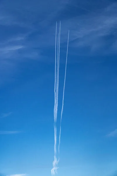 Vier Vliegtuigen Vliegen Een Parallelle Koers Hoog Lucht Laat Een — Stockfoto