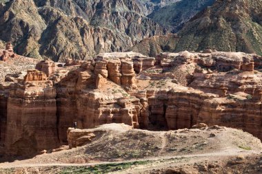 Alışılmadık güzellikteki Kızıl Kanyon 'un doğal olağandışı manzarası Mars manzarası Charyn Kanyonu' na benzer.