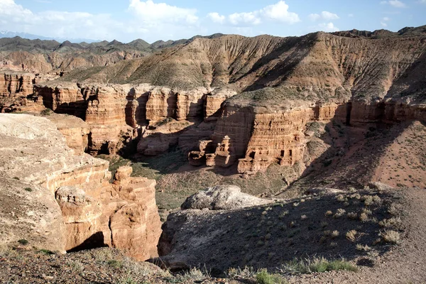 Alışılmadık güzellikteki Kızıl Kanyon 'un doğal olağandışı manzarası Mars manzarası Charyn Kanyonu' na benzer.