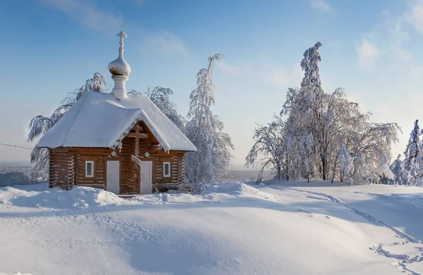 Kaplica Klasztoru Belogorsk Otoczona Jest Drzewami Pokrytymi Mrozem — Zdjęcie stockowe