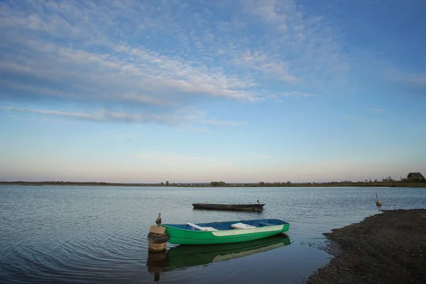 Dos Barcos Lago Están Amarrados Cerca Orilla Hay Pequeñas Ondas — Foto de Stock