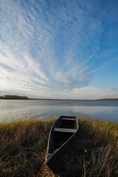 Sur Rive Lac Une Vieille Barque Parmi Herbe Beaux Nuages — Photo