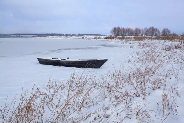 Barco Margem Lago Está Coberto Neve Grama Seca Banco Nos — Fotografia de Stock